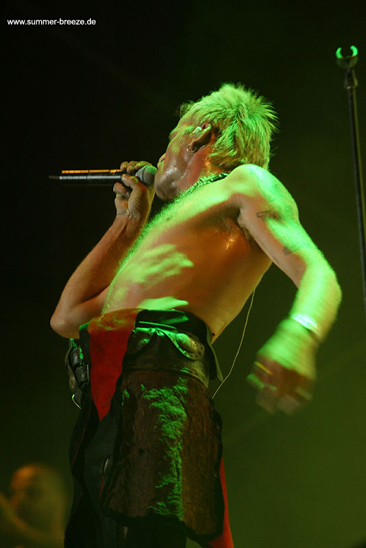 Bild eines Mitglieds der Band In Extremo beim Live Auftritt auf dem Summer Breeze 2003.